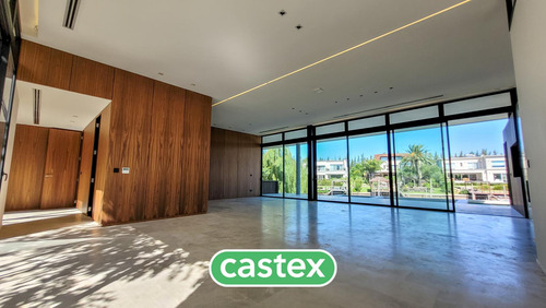 Casa A La Venta Al Río Con Amarra En El Barrio El Yacht. Nordelta.