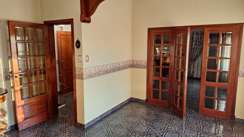 Venta De Casa 3 Ambientes Con Local Y Departamento En Quilmes. Apto Credito !