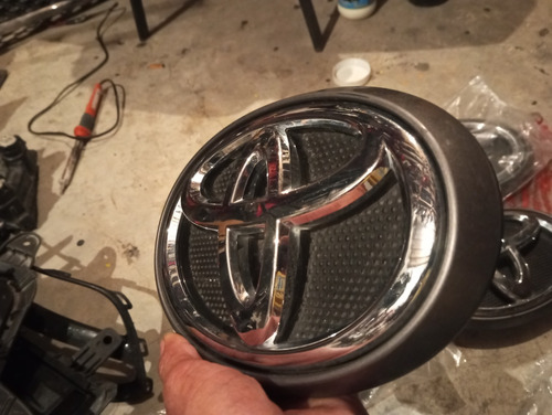 Emblema Original Toyota Hilux 2016-2020 - (Usado)