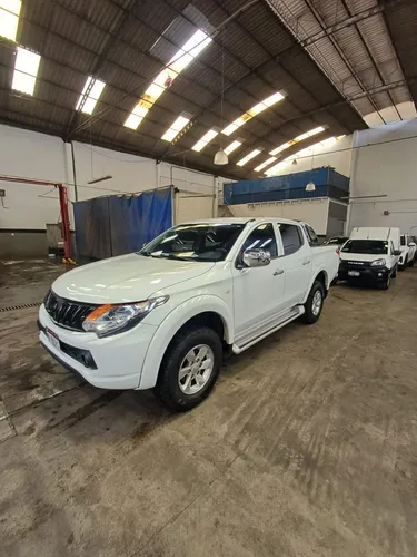 Mitsubishi L200 2.4 Cabina Doble 4x2 Mt