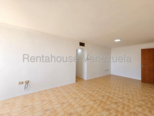 Cómodo Apartamento En Venta Urb. Base Aragua, Maracay, Con Conexión A Pozo, 25-12202 Mv