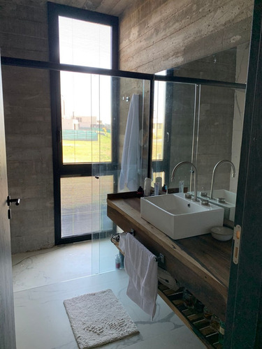 Casa A La Venta Con Vista A La Laguna De En El Barrio Riberas, Puertos Del Lago, Escobar