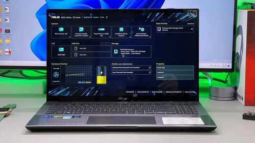 Asus Zenbook Flip 15.6 Oled Laptop 16gb Ram, 512gb Gtx 1650 (Usado)