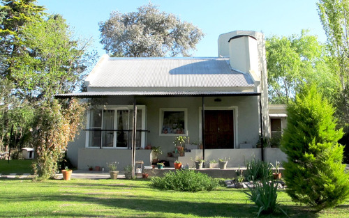 Casa De Dos Plantas En Venta - Sobre Calle Principal - Cc El Moro