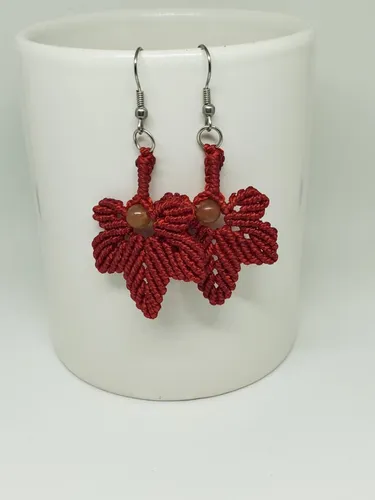 Aretes #hechoamano En Macramé . Hoja De Maple.