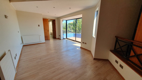 Veridika Vende Amplia Casa En Condominio.