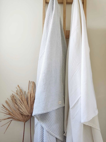 Manta Modelo Chipre Off White- 125x150 Cm