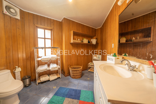 Casa Estilo Sureño, Con Cancha De Tenis