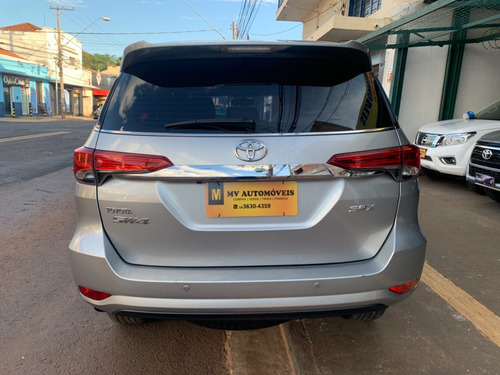 Imagem 6 de 15 de Toyota Hilux Sw4 Srx 2.8 Prata 2017