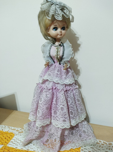 Muñeca Antigua Con Cajita Musical. Muy Buen Estado (Usado)