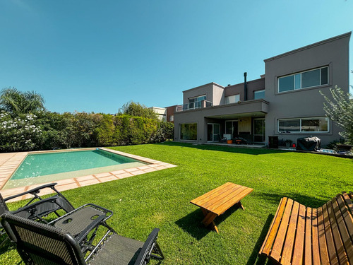 Casa De 4 Dormitorios Con Jardín Y Piscina En San Sebastian