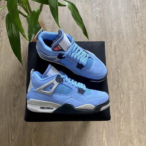 Air Jordan 4 Unc