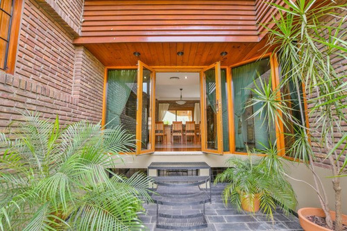 Imagen 15 de 30 de Venta Imponente Casa De 4 Dormitorios Enorme Jardin - Rosario, Santa Fe.