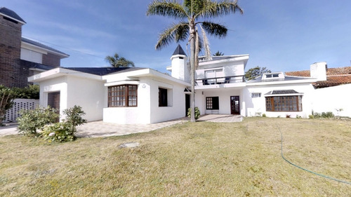 Casa En Venta A 50 Metros De La Playa- Ref: 1437