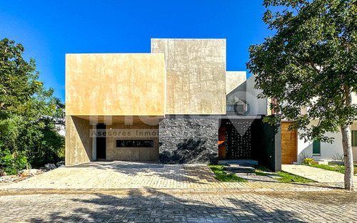 Casa En Venta En Mérida En Privada Soluna, Temozón Norte