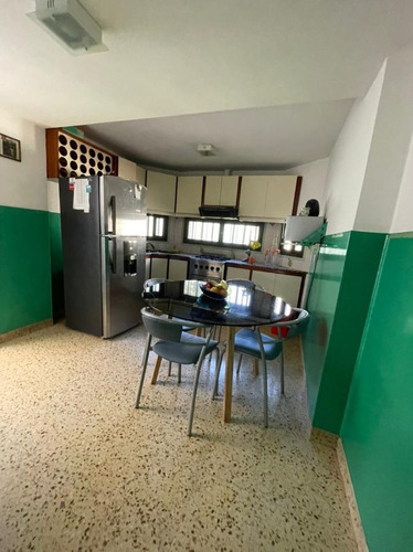 Imagen 8 de 21 de Casa En Venta De 4 Ambientes Con Cochera Y Jardín En Adrogué