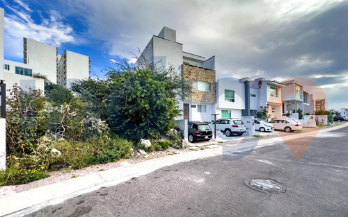Terreno En Venta En El Refugio En Calle Abierta