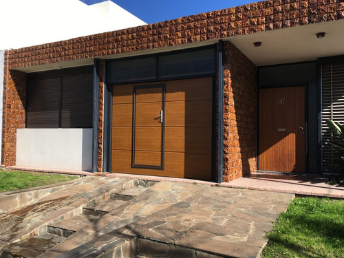 Imagen 9 de 10 de Porton Seccional Para Garage Con Puerta Peatonal 099374847