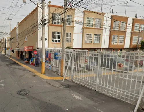 Casa De Dos Pisos En Cerrada De Bosques De Álamos, Héroes De Tecámac, Estado De México