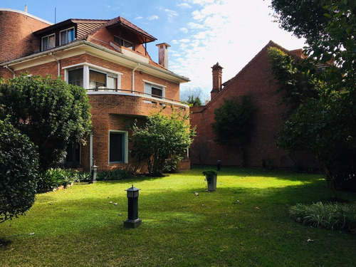 Imagen 2 de 12 de Casa - Martínez Con Posibilidad De Subdividir En 2 Lotes.