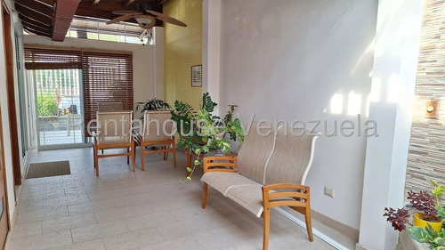 Hermosa Casa, Con Excelente Distribución Y Amplios Espacios Listos Para El Disfrute De La Familia. Fácil Mantenimiento Y Con Excelente Ubicación En Una De Las Mejores Urbanizaciones De Valencia