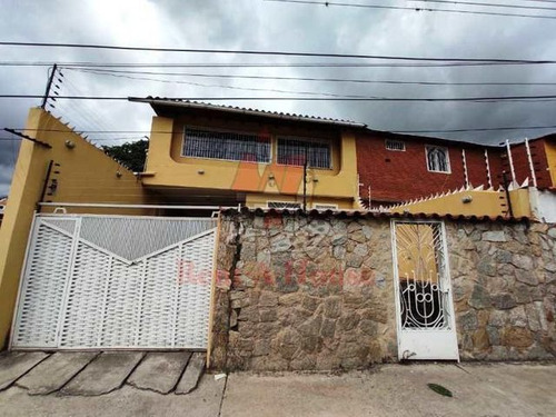 Casa En Venta En Urb. El Castaño, Maracay. 24-15782. Lln