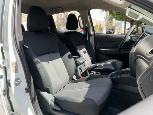 Mitsubishi L200 2.4 Cabina Doble 4x2 Mt