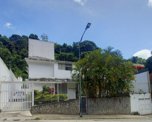 Se Vende Casa De Dos Plantas En La Urbanización Colinas De Bello Monte