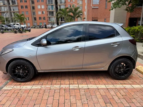 Mazda 2 .