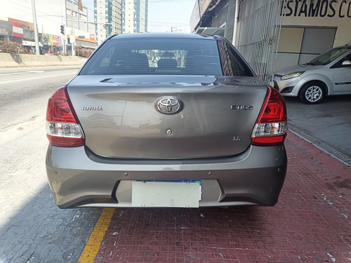 Toyota Etios Sedán 1.5 X Plus 16v Aut. 4p