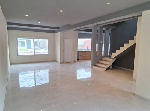 Vendo Casa De 5 Ambientes En El Buenos Aires Village