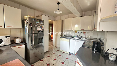 Casa En Venta De 4 Dorm.3 Baños Estar Servicio En Las Condes