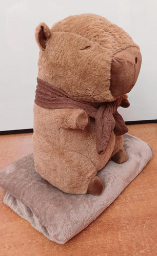 Peluche Capibara Con Manta Y Bufanda - 40 Cm De Peluche Marrón