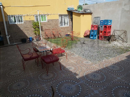 69 Y 142. Casa En Venta, 2 Dormitorios, .patio Amplio. Los Hornos