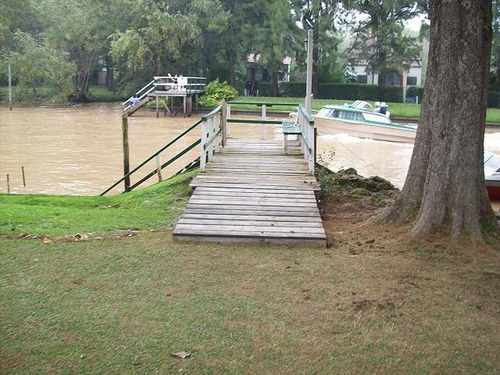 Hermosa Casa Sobre Doble Terreno Rio Carapachay Al 300