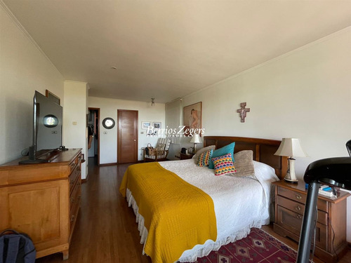 Casa En Venta De 5 Dorm. 4 Baños En Condominio En Las Condes