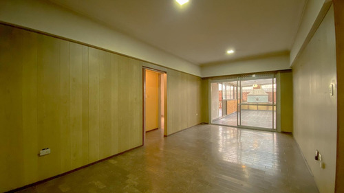 Gran Departamento De 3 Ambientes Con 2 Patios Y Amplio Quincho  En Excelente Ubicación, 110 M2