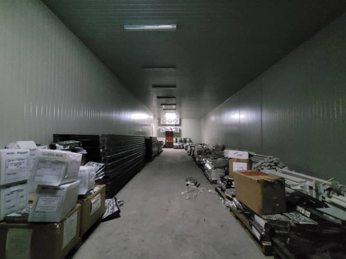 A Tan Solo 5 Minutos De Las Mercedes. Venta De Galpon Industrial En La Zona Industrial La Naya, Baruta, 980 Mts. Para Desarrollar Cualquier Industria. Cuenta Con Una Cava De Refrigeracion De 28 Mts