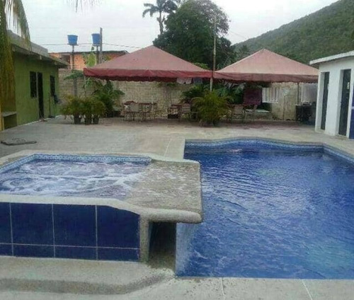 Imagen 2 de 9 de Casa Vacacional Los Chaguaramos. Ocumare De La Costa Casa Para 20 Personas Con Piscina, Jacuzzi.