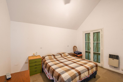 Casa De 3 Dormitorios En Venta Con Pileta Y Quincho Fisherton