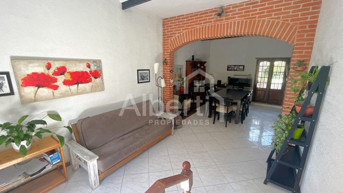 Venta Casa 4 Ambientes En El Palomar.