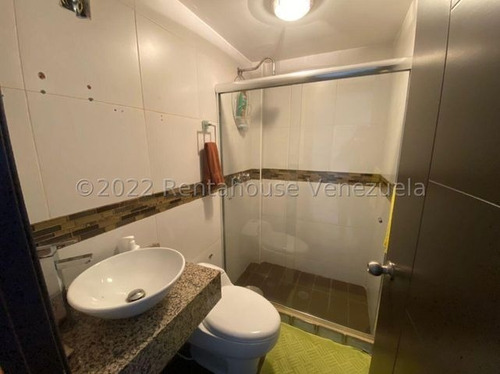 Imagen 11 de 22 de Julio Latouche Vende Hermoso Townhouse En Lomas Del Este Valencia 23-9286