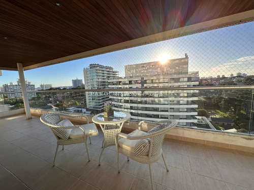 Departamento En Venta De 2 Dormitorios Y Medio. Torre Icon; Punta Del Este