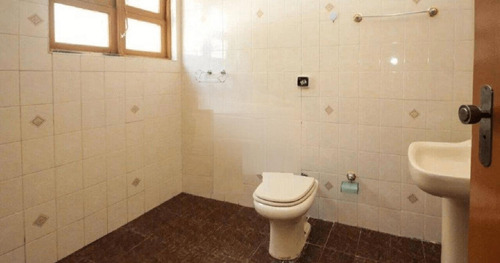 Vendo Casa Assobradada Com Planta Moderna, Com Iluminação Natural, Arejada E Aceita Financiamento Bancário.