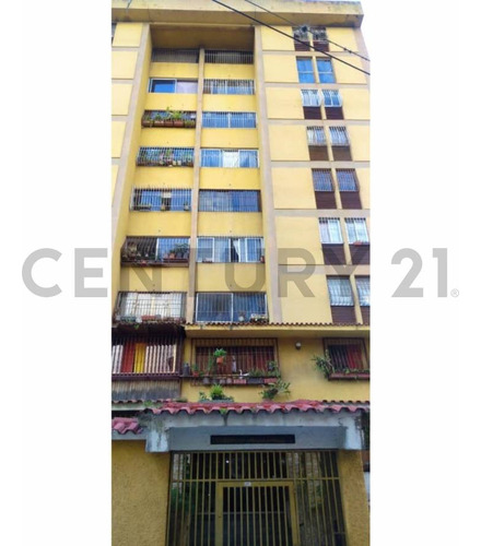 Apartamento En Venta Res María Consuelo Calle Paez  Centro Los Teques