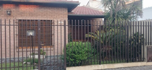 Venta Casa 5 Ambientes Con Jardin,quincho Y Cochera Cubierta