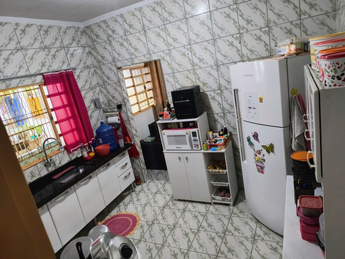 Casa Com Piscina E Barracão No Fundo