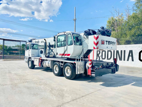 Imagen 3 de 15 de Grua Titan Sobre Camion Terex T340 Para 40 Toneladas