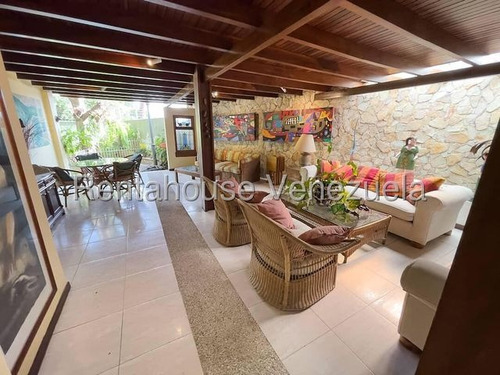 Agp Casa Con Cocina Moderna, Excelente Área De Reuniones, En Venta Ubicada En Calle Cerrada, En Alta Florida 25-11358 Ys
