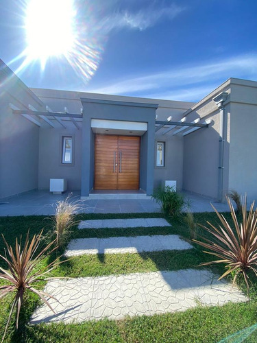Imagen 2 de 30 de Venta De Casa A Estrenar En B° Los Álamos A Metros Del Acceso Oeste, Luján.